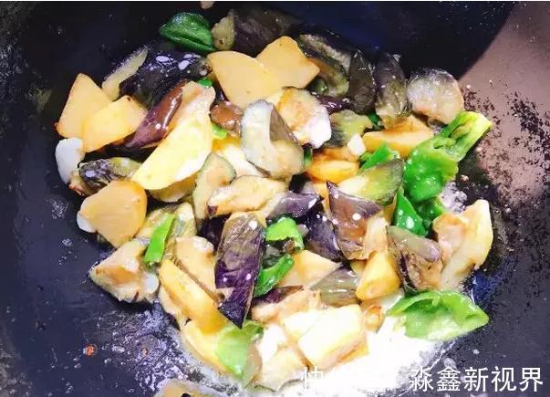 东北经典名菜地三鲜，味道鲜美，滑嫩入味，孩子最爱吃这个