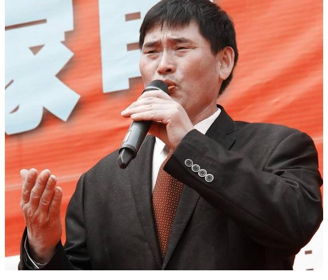 主持人問為什么不離開農(nóng)村，大衣哥的回答展示出了農(nóng)民的愚昧