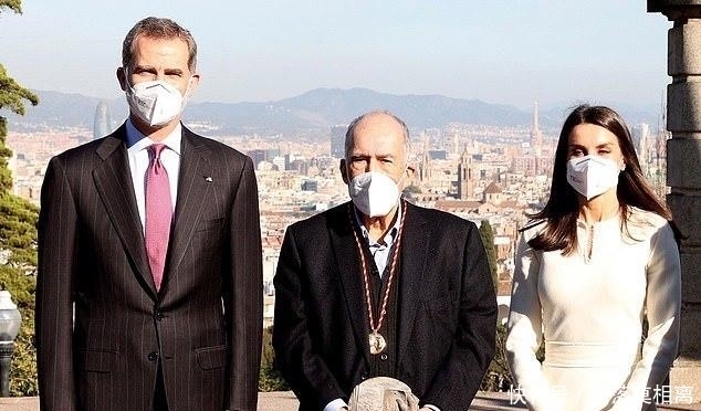 baby还让不让人活?穿露脐装秀“括号腰”,生图下腰比头都细!