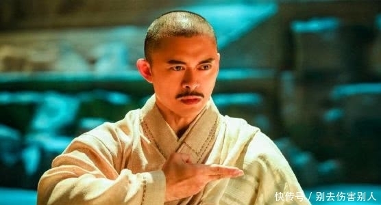 倚天中:成昆的武功是什么水平?能否打得赢玄冥二老?