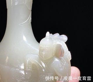 和田玉!清中期 和田玉籽料 白玉雕 持莲童子 包袱瓶