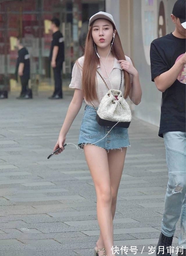 牛仔短裙 针织短袖搭配牛仔短裙,凸显女性知性优雅气质,时尚感十足