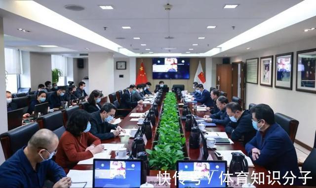 中国女排|郎平高调现身央视,细品3处小细节,中国女排主帅归属已越来越清晰
