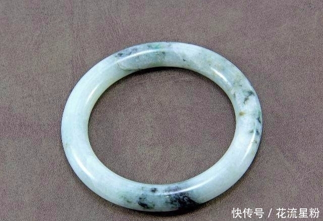 长期佩戴|左手长期戴“玉手镯”,可能会给女人带来3大“变化”!