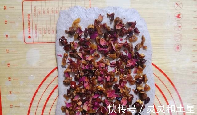 吸油纸|黑米别用来煮粥，做成面包，好吃又美味！