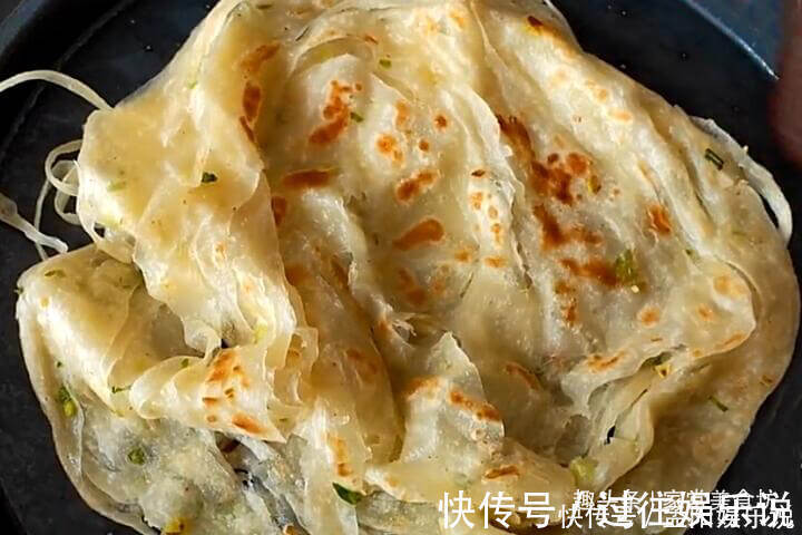 烙饼时，很多人都忽略这一步，难怪大饼不鼓起没层次还很硬