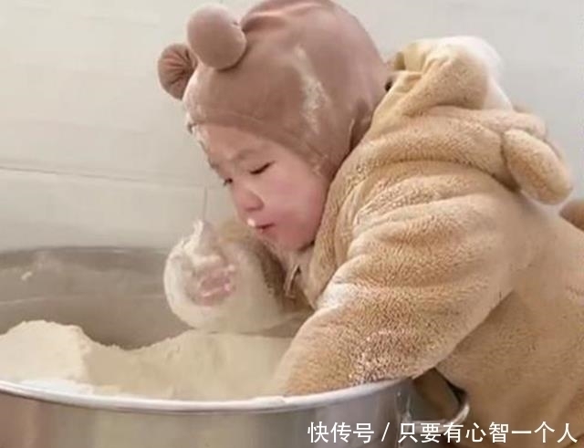 萌娃|趁妈妈不注意,萌娃钻进面粉桶嬉戏,外婆做法实力演绎“隔代亲”