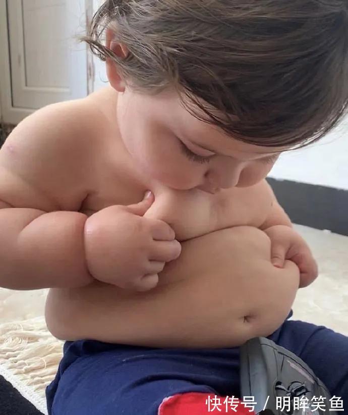 |搞笑GIF趣图：熊孩子把自己卡在小凳子里面，小姨却笑得好开心