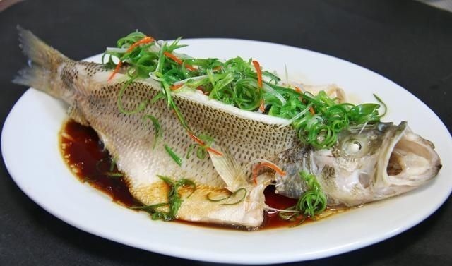 清蒸鲈鱼用热水还是冷水？10个人9个错，难怪鱼肉不鲜且腥味重