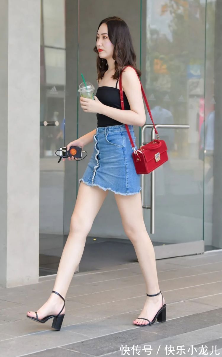 吊带 黑色吊带搭配一字带高跟鞋,时尚漂亮有气质