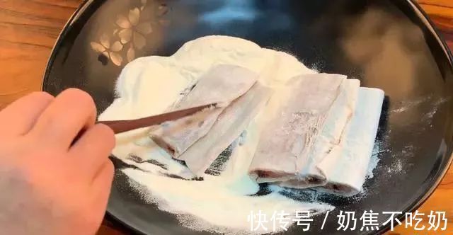 面粉|炸鱼时，有人裹淀粉，有人裹面粉？大厨：都不对！教你正确做法