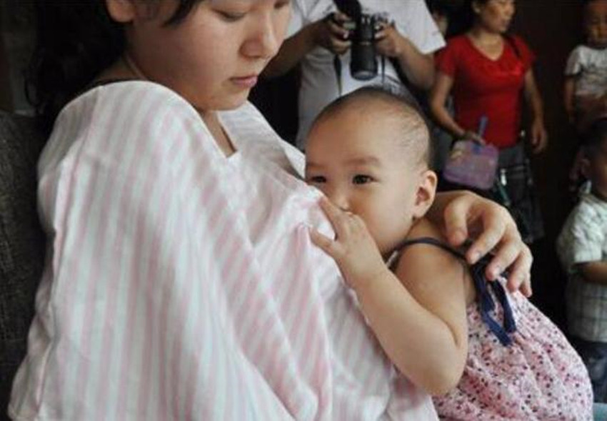 指责|2岁半男童在广场上掀妈妈的衣服，得知原因后，众人纷纷指责妈妈