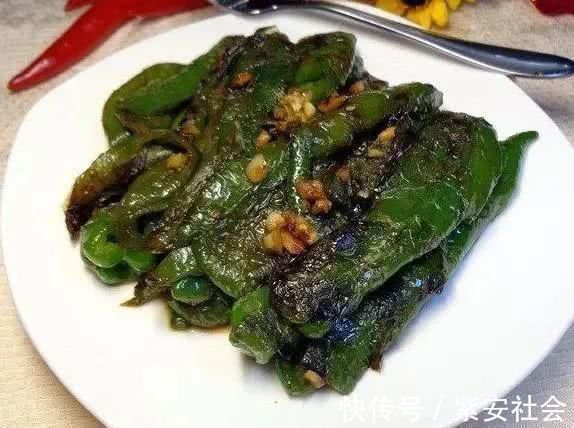 做虎皮青椒,不要直接用油炸多加这一步,个个起虎皮~