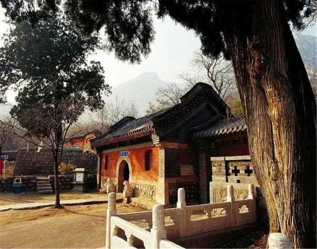 金棺$古墓中发现纯金棺材,为何至今仍未打开,专家直呼:不敢打开!