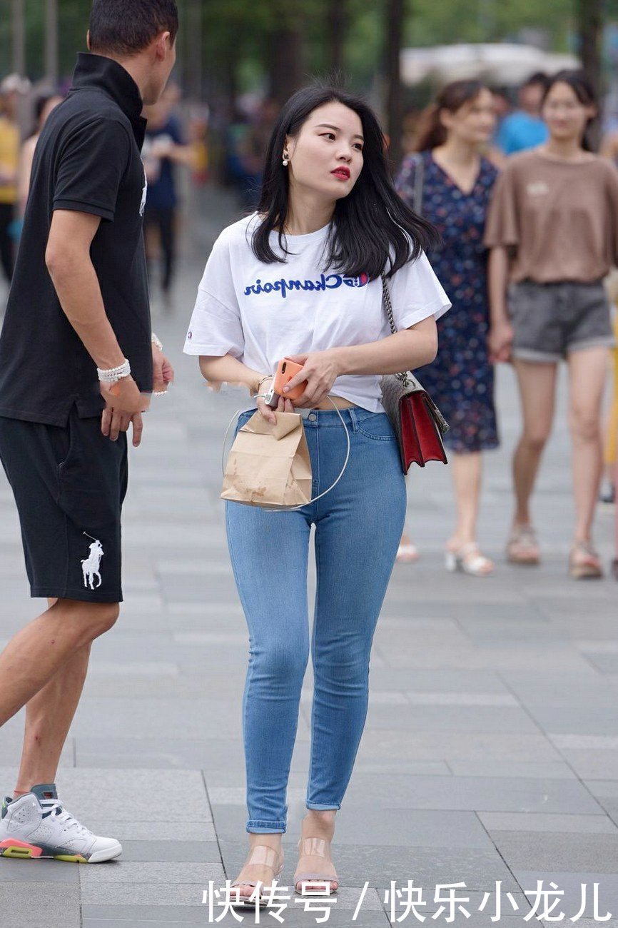 愈加|纯白印花短袖搭配牛仔裤,成熟气息中增添一丝俏皮!