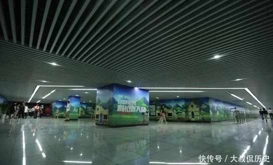 BOBVIP体育:台湾网红到大陆看到深圳地铁直言：简直就像机场一样