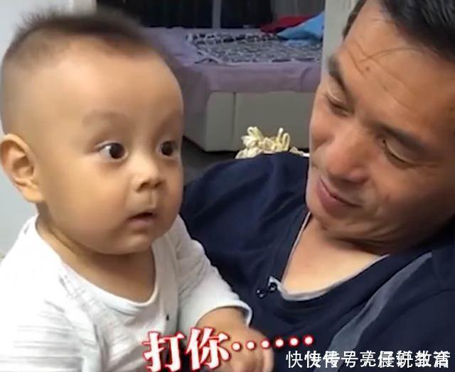 嚣张|8个月宝宝跟奶奶“顶嘴”,嚣张模样笑翻爷爷,网友可爱的过分
