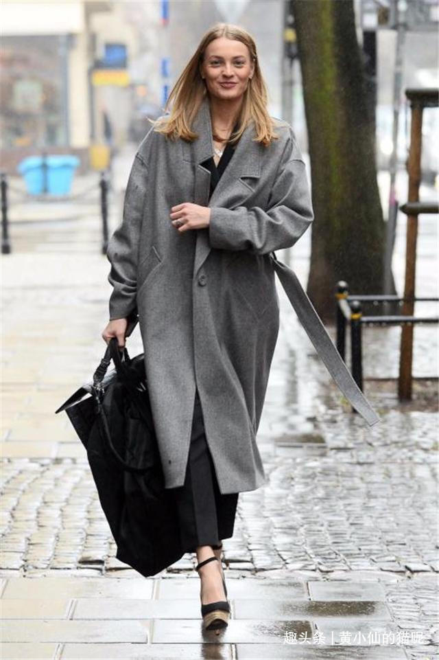 颜色 女人到了奔五年纪,穿大衣别选这3种“阿姨色”,老气又显黑