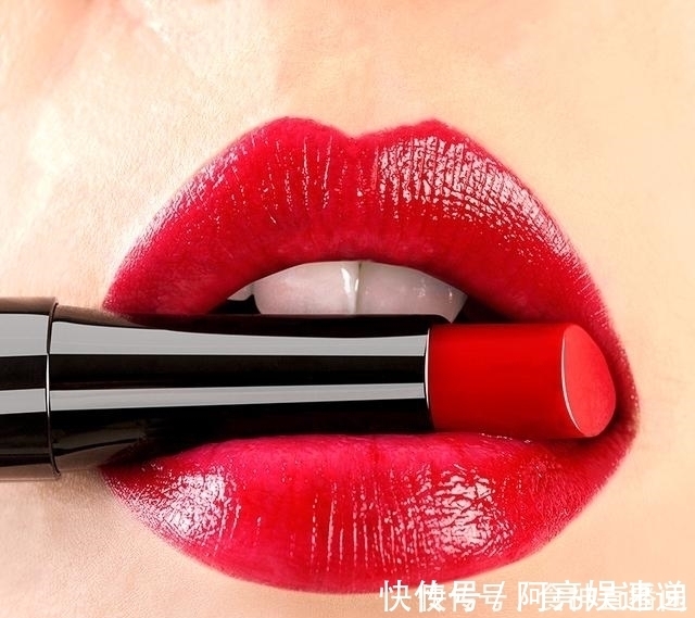 嘴唇|女人“涂口红”和“不涂”,化妆师:瞧下图,你就知道差距有多大