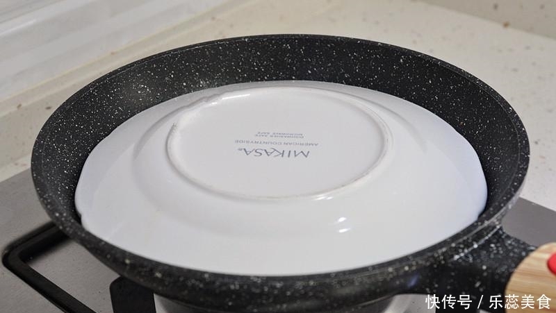 煎饺上的冰花,到底是面粉还是淀粉做的?加多少水才焦脆不糊?