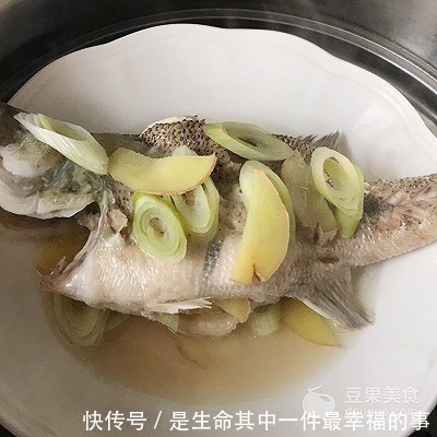 清蒸鲈鱼时，放盐和料酒都不对厨师长教你正确做法，太香了