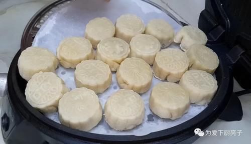 中秋节月饼别买着吃了,锅里烙一烙,个个香酥又掉渣,没烤箱也能成功