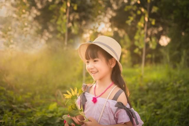 孩子|爸爸给女儿梳头看见“小米粒”，急忙送医检查，医生还好来得早