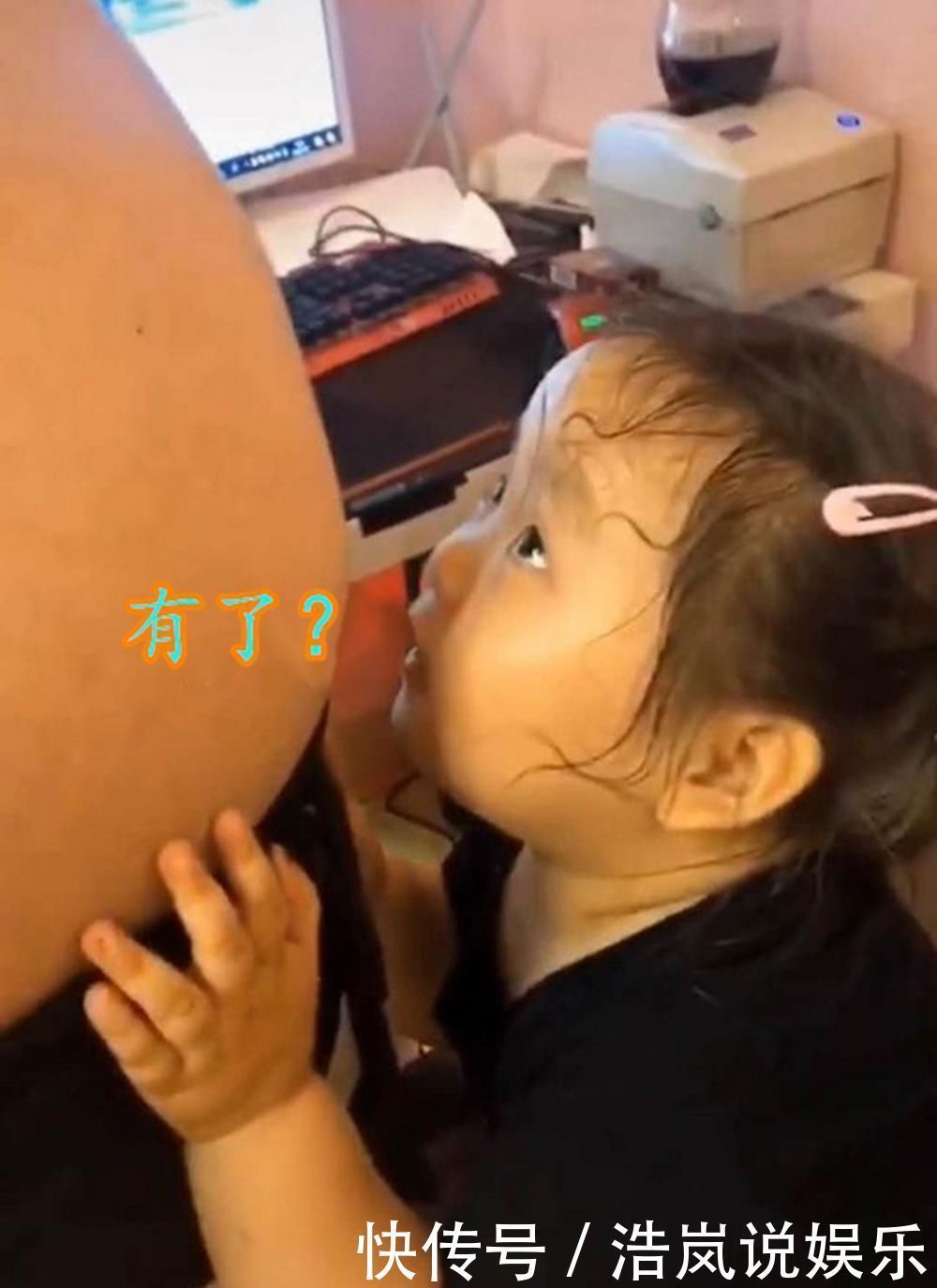 宝妈|女儿想要个弟弟，追着爸爸的啤酒肚不放，妈妈笑翻看样是双胞胎
