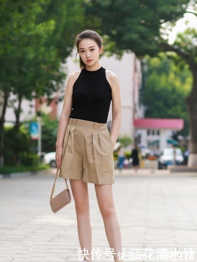 街拍|街拍:温柔的时尚小姐姐,牛仔裤搭配针织衫,装扮出自然美感!