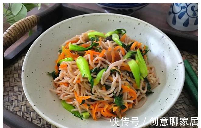 家常|家常米线多加一勺酱,越吃越香,拿肉都不换,做法也简单