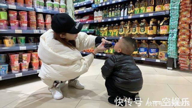 糖果|“你家娃偷拿东西,请接受搜身”,妈妈一句话,工作人员立马放行