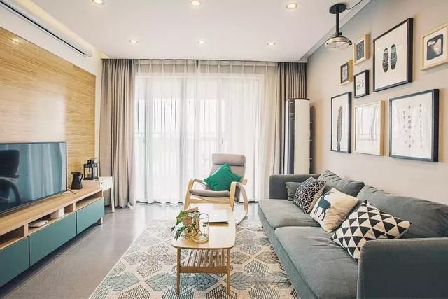 地砖|客厅连接阳台,要不要装隔断门?幸好我精明,一锤下去赚了好几万