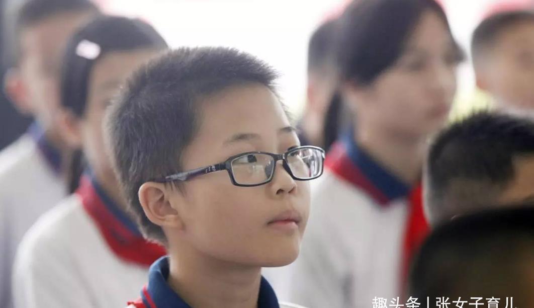 张女子|孩子近视,爸爸不许配眼镜,配一次摔一次,眼科医生:真是太无知