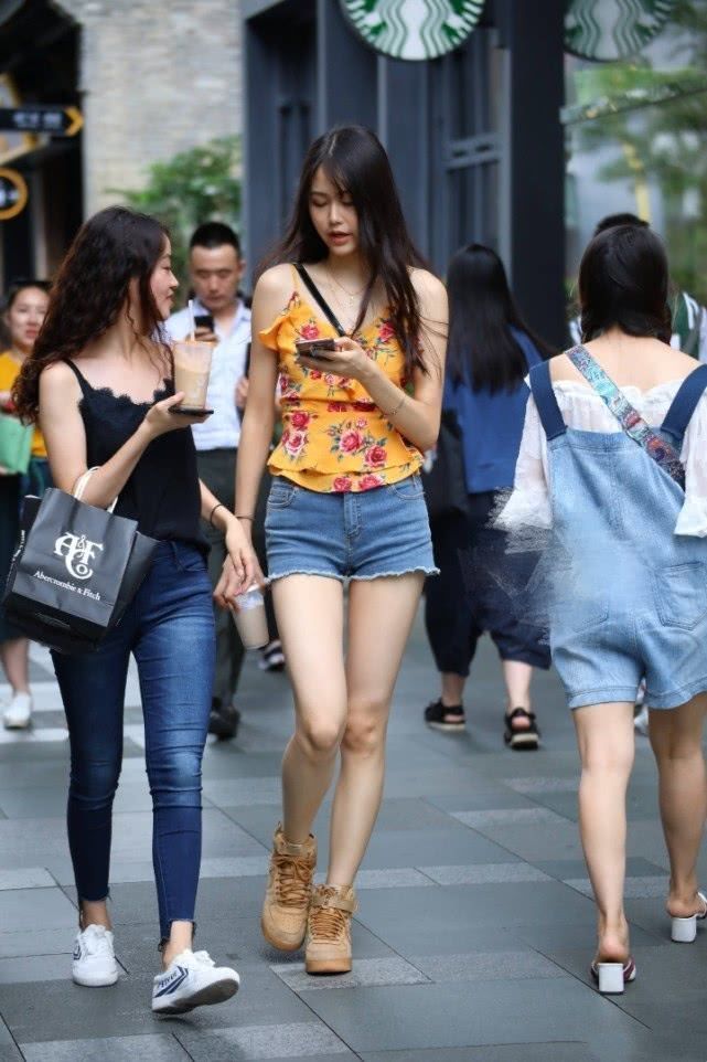皮夹克|美女看起来有很好的气质,牛仔裤搭配皮夹克,让人看起来精气神十足