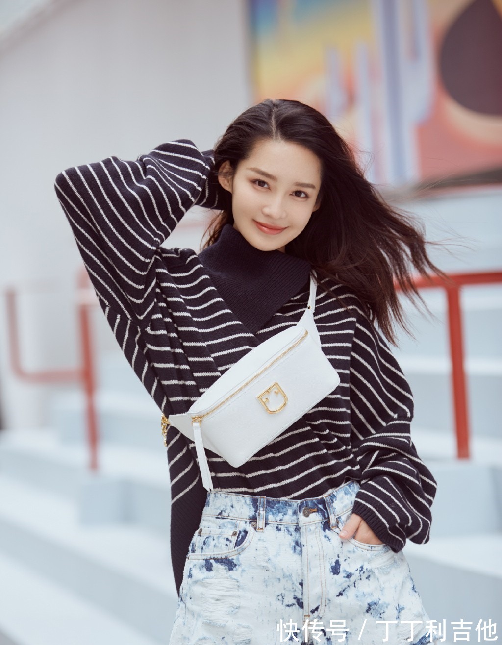 街拍照|李沁街拍照曝光,穿牛仔短裤秀“漫画腿”,长发披肩美成校园初恋