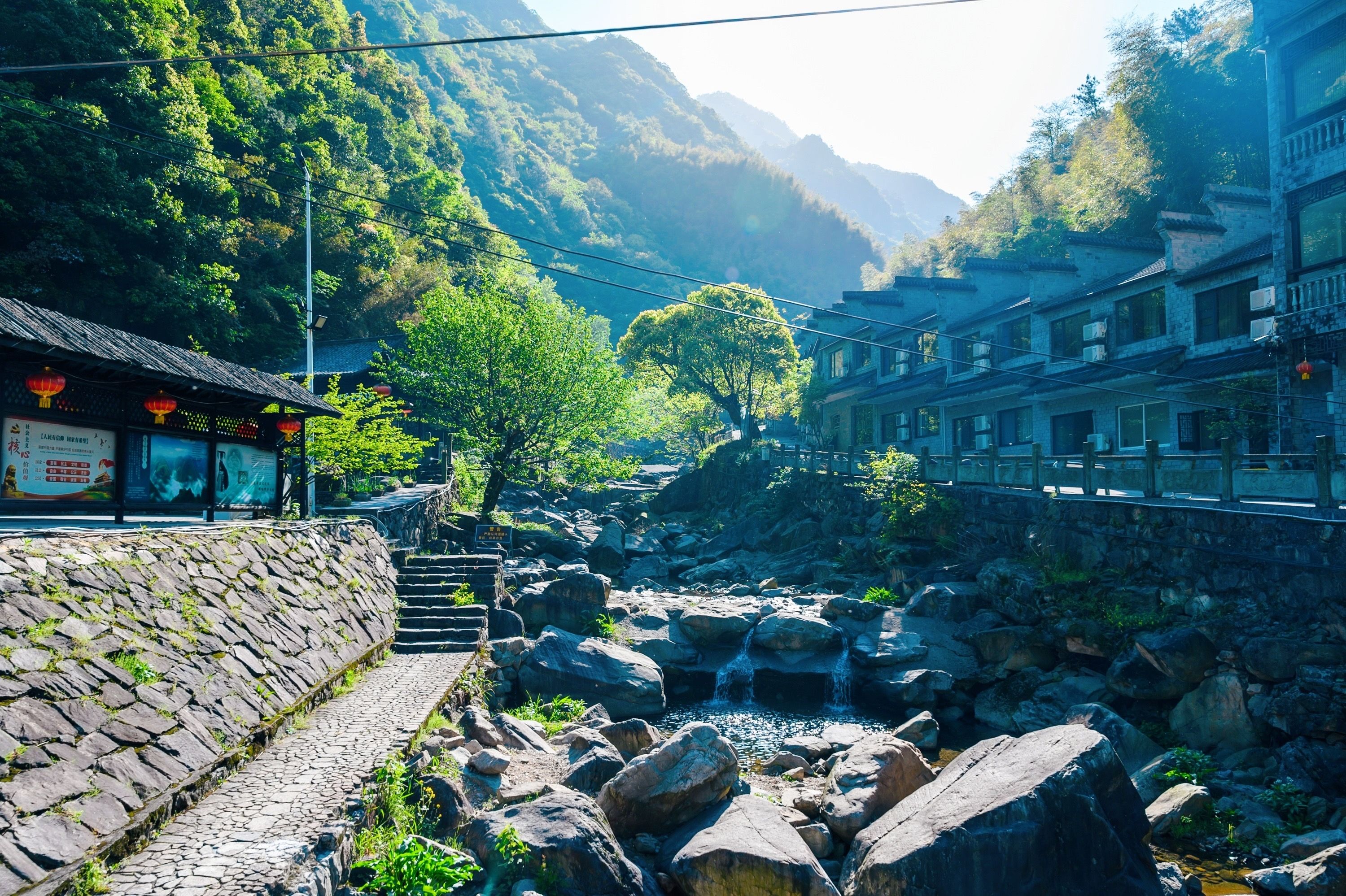 安吉浙北大峡谷，北纬30度线上的奇特山景，九大游乐项目等你挑战