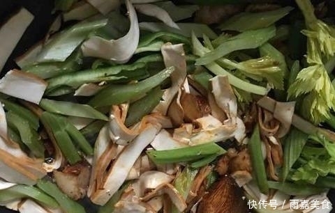 芹菜|豆干不直接炒着吃,加一把芹菜,比吃肉还香,上桌后汤汁都不剩