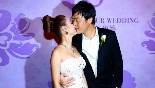 24岁出演《亮剑》走红,与妻子因戏结缘,