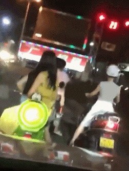 |搞笑GIF：这就有点看不懂了，同样是妹子，为什么她就那么优秀？