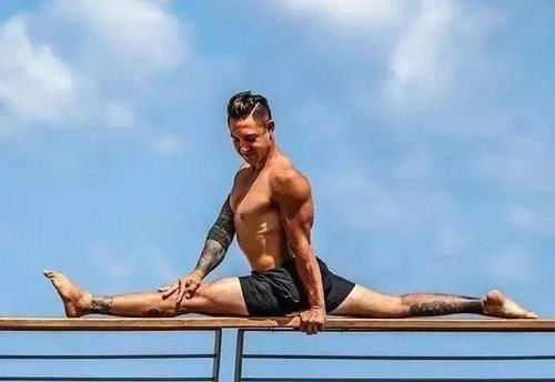 柔韧性|看了这个小哥的劈竖叉过程,我对自己下一字马的信心又增加了几分