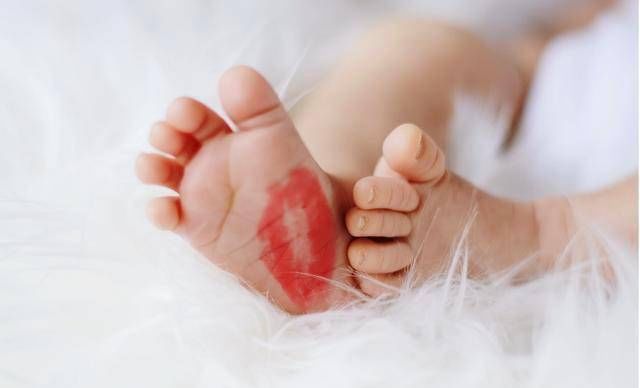 双胞胎姐姐“消失”在腹中,化为弟弟腿上的胎记