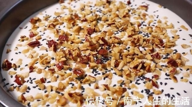 好馋人的糯米糕点，我家经常做，软糯香甜，吃着不上火