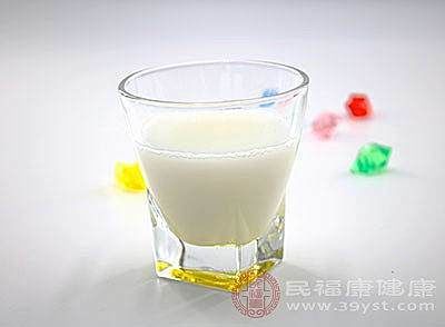 黑眼圈怎么办这样使用牛奶能去除黑眼圈