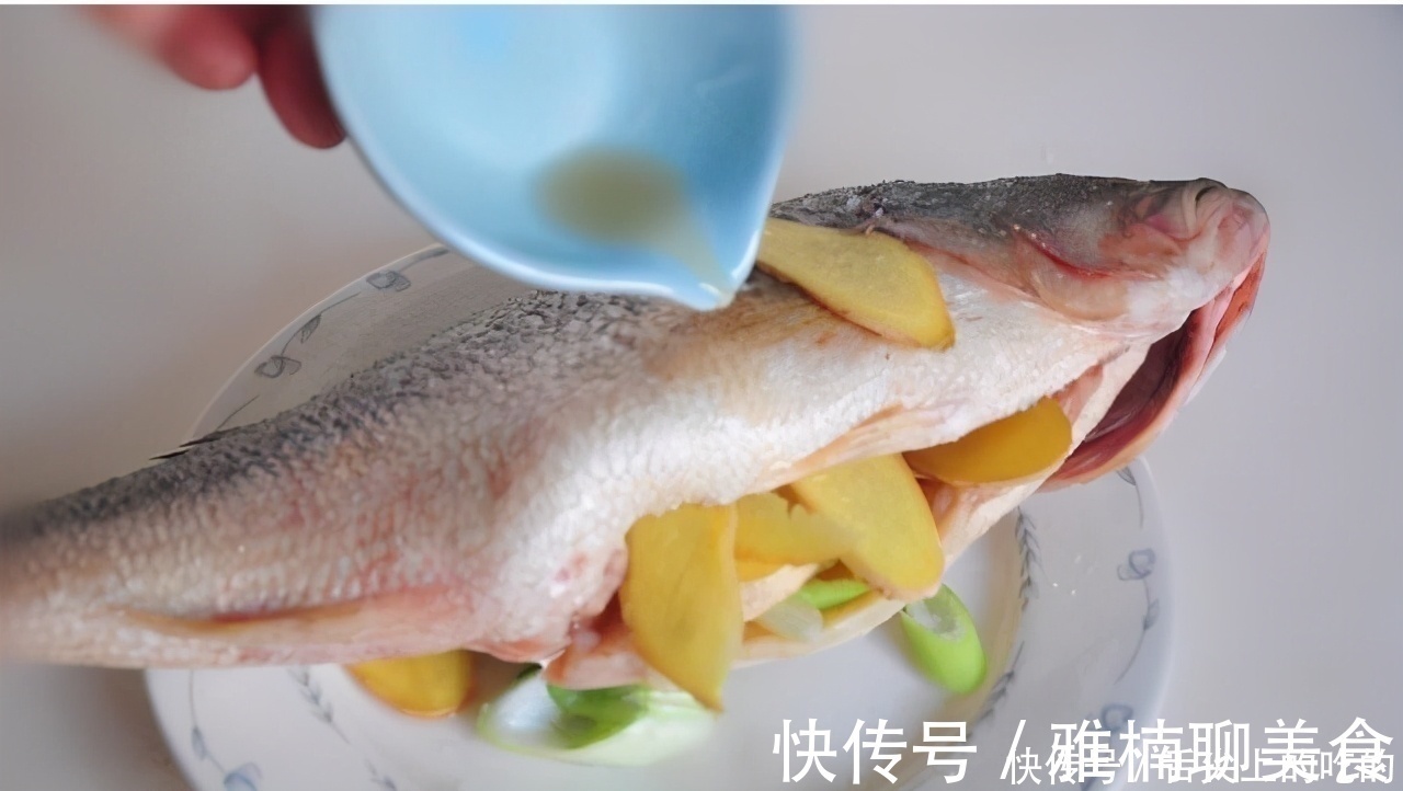 不管蒸什么鱼，不用抹盐，只要多加“这1步”，又香又嫩又不腥
