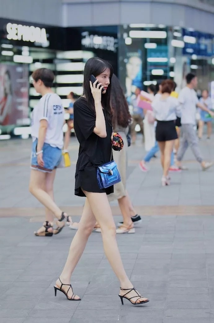 街拍:女性穿上高跟鞋，瞬间变得时尚又美丽