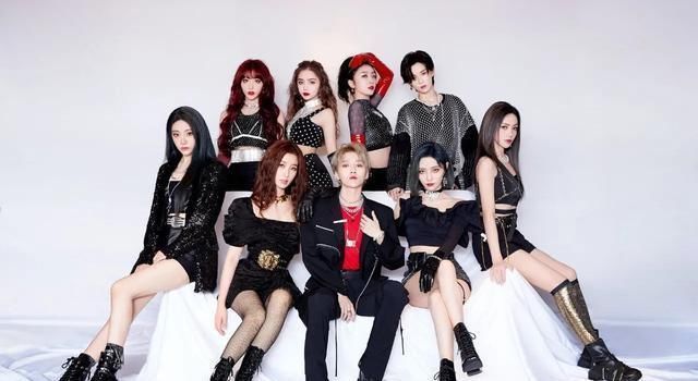 THE9成员赵小棠穿搭汇总,私服穿搭衣品吸睛,一张冷漠脸霸气十足