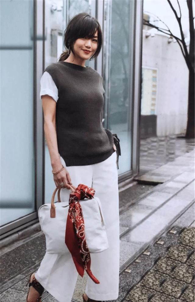 女人中年以后，穿衣打扮要“得体”，更要学会不装嫩不显老，共勉