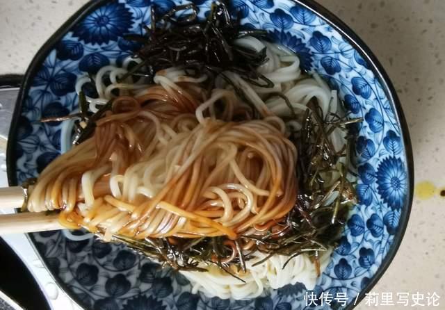 味道|最简单的面食做法:葱油拌面,简单好做,但味道却出奇的好