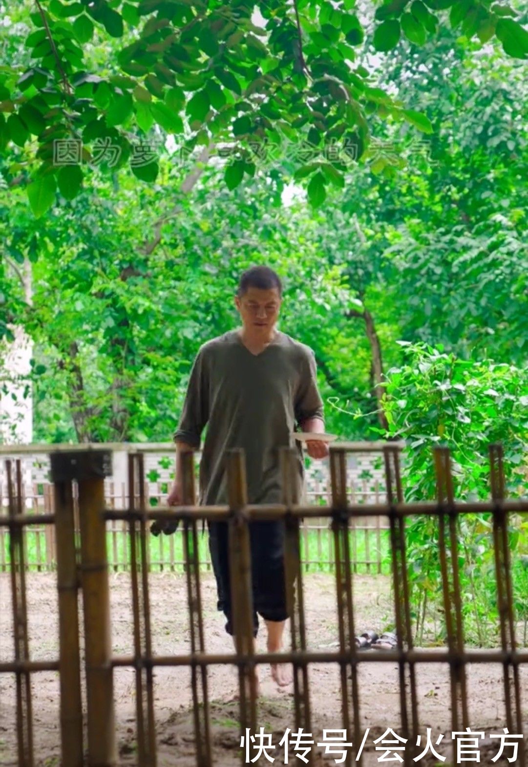 农园|李亚鹏现身农园种菜,赤脚挖土满头是汗,生尝萝卜种子一脸认真