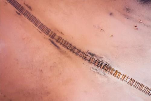 网友|火车驶入粉色盐湖，俄版《千与千寻》如此唯美